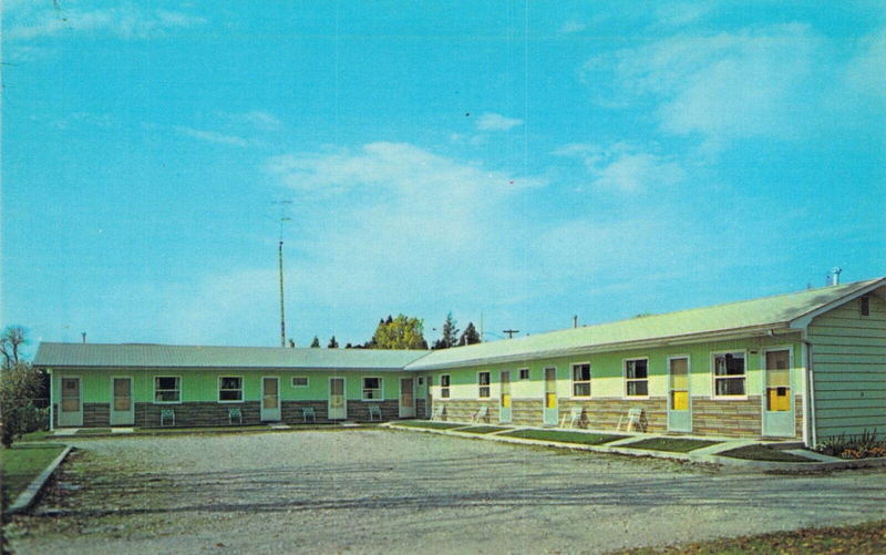 Lakeview Motel & Cottages (Wilsons Motel and Cottages) - Vintage Postcard (newer photo)